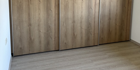 Kleiderschrank mit 3-flügliger Schiebetür